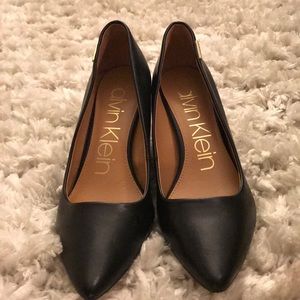 Black pumps (CLOSET SALE)